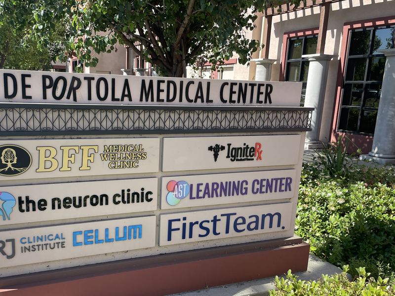Multi-tenant monument sign with six interchangeable tenant panels