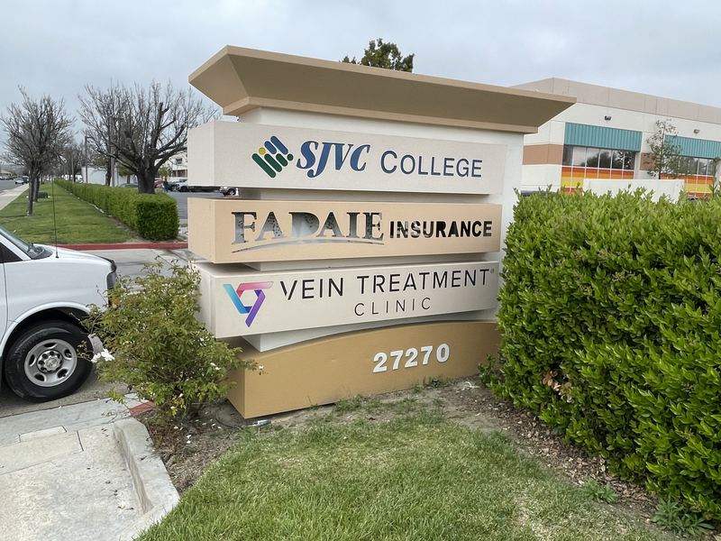 Multi-tenant monument sign with stacked tenant panels